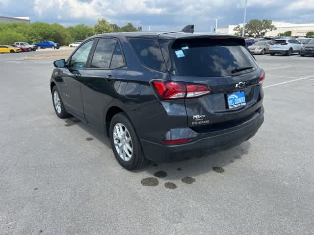 2022 Chevrolet Equinox LS photo 2