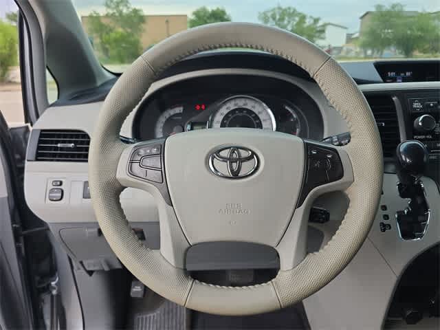 2013 Toyota Sienna SE 23