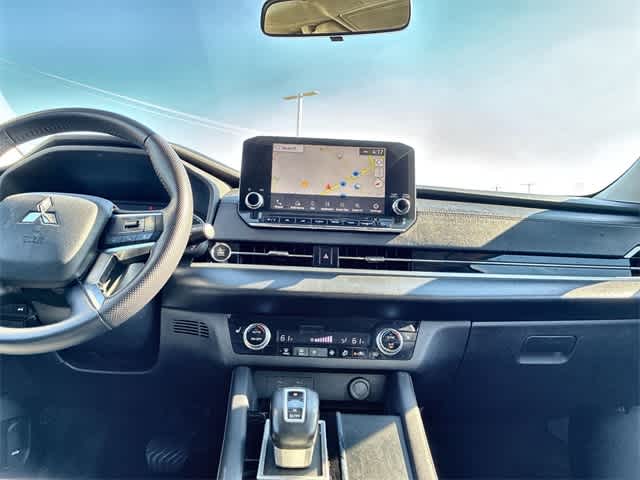 Thumbnail: 2023 Mitsubishi Outlander - 28