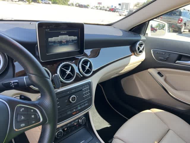 Thumbnail: 2017 Mercedes-Benz GLA - 17