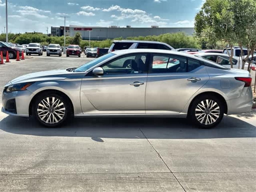 Used 2023 Nissan Altima 2.5 SV Sedan