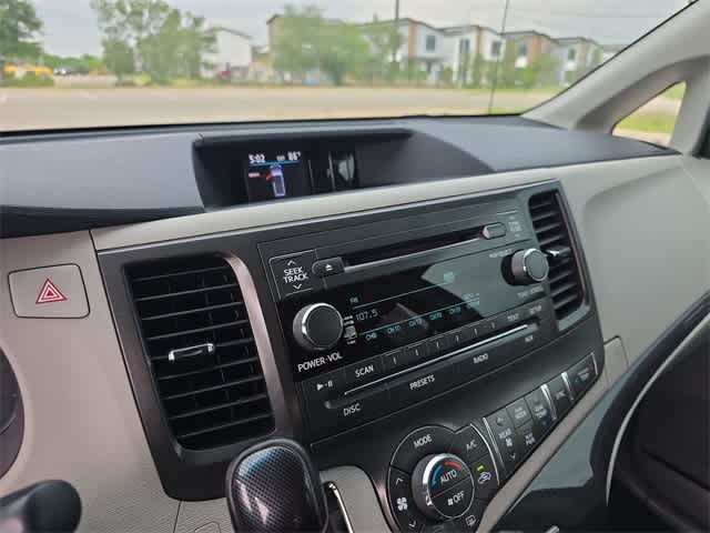 2013 Toyota Sienna SE 29