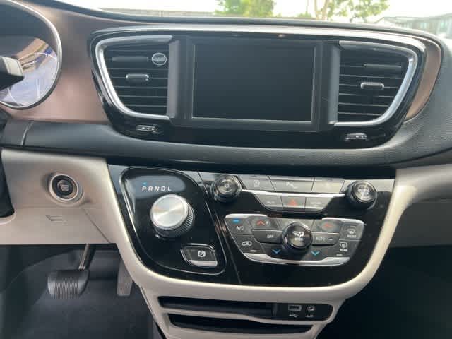 2018 Chrysler Pacifica Touring L 16