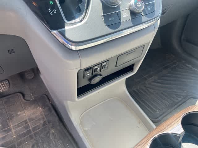 Thumbnail: 2015 Toyota Sienna - 15