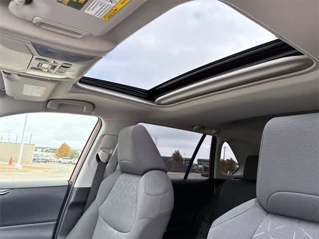 Thumbnail: 2022 Toyota RAV4 - 20