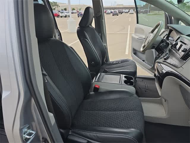2013 Toyota Sienna SE 22