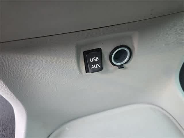 2013 Toyota Sienna SE 32