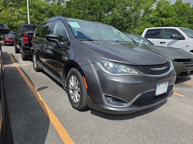 2017 Chrysler Pacifica Touring-L's photo