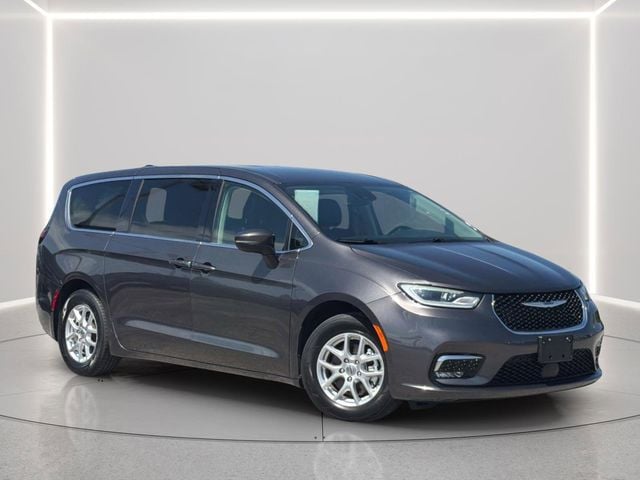 2023 Chrysler Pacifica Touring L's photo