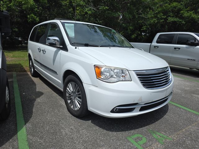 2015 Chrysler Town & Country Touring-L's photo