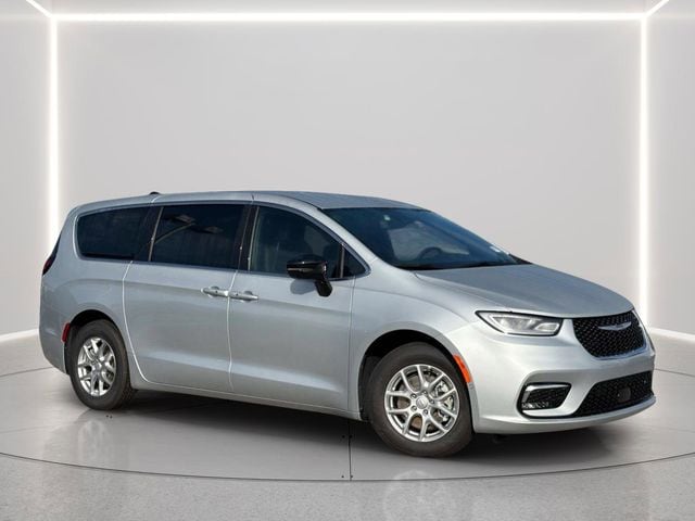 2026 Chrysler Pacifica Select's photo