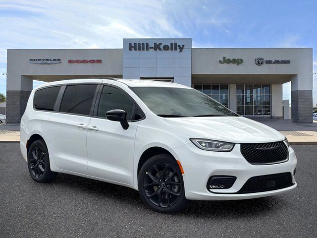 2026 Chrysler Pacifica Select AWD's photo