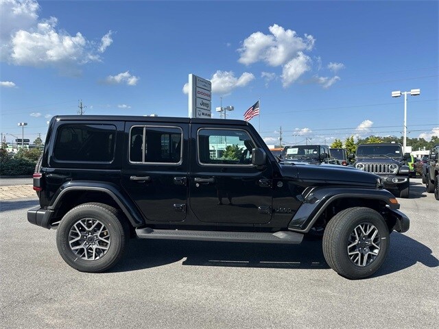 2025 Jeep Wrangler Sahara photo 4