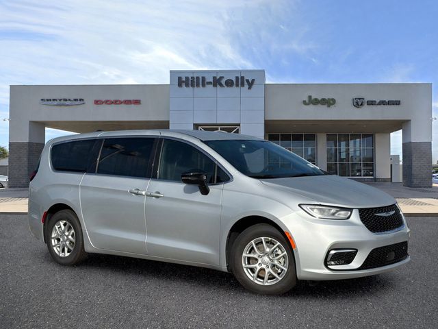 2026 Chrysler Pacifica Select's photo