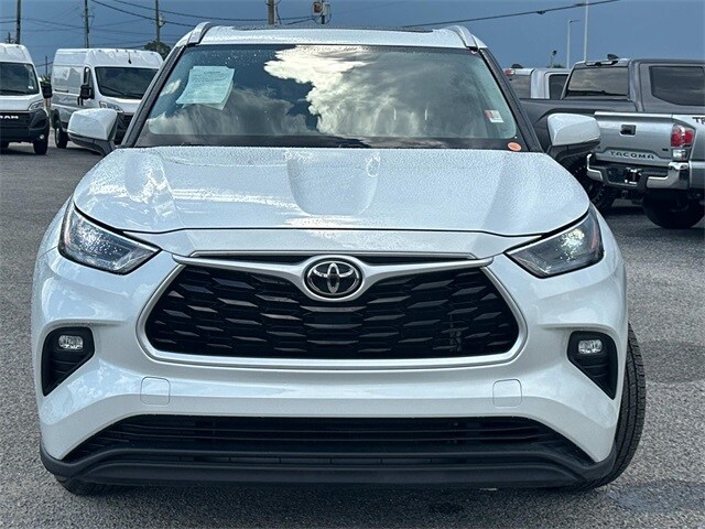 2022 Toyota Highlander XLE photo 2