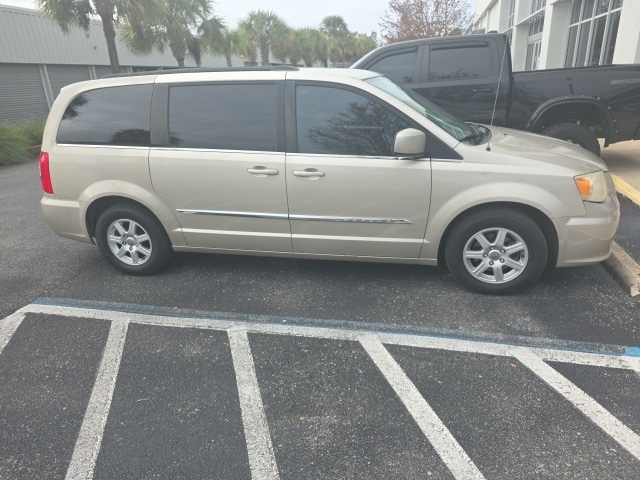 2013 Chrysler Town & Country Touring's photo
