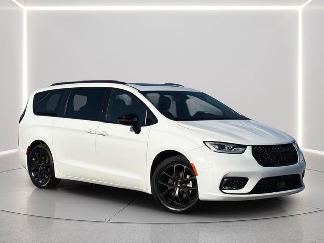2024 Chrysler Pacifica Limited's photo