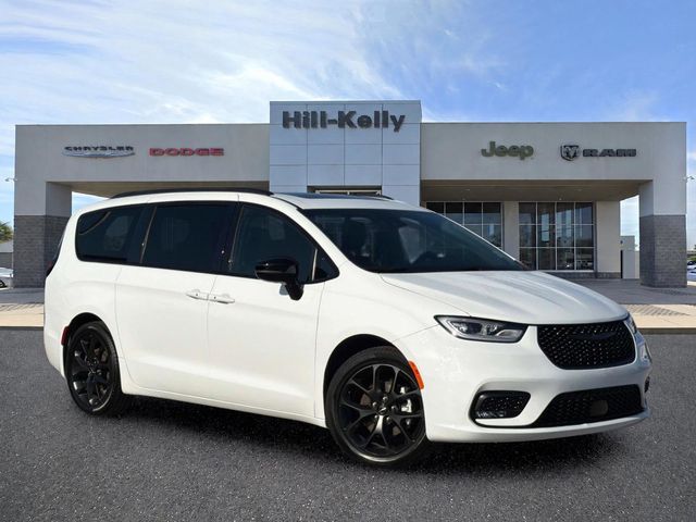 2024 Chrysler Pacifica Limited's photo