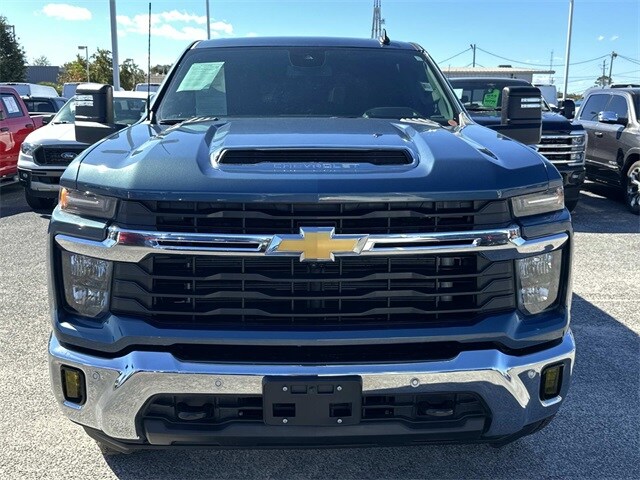 2025 Chevrolet Silverado 2500HD LT photo 2