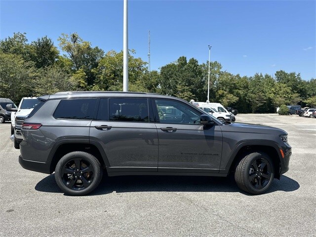 2025 Jeep Grand Cherokee Limited photo 2
