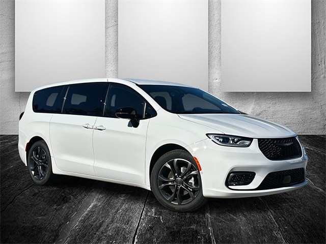 2026 Chrysler Pacifica Select's photo