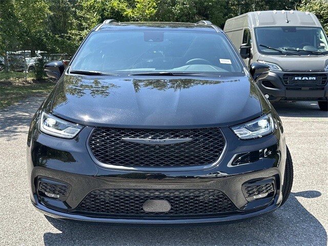 2026 Chrysler Pacifica Limited photo 2