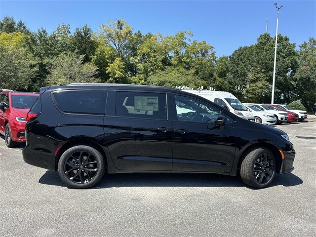 2026 Chrysler Pacifica Limited photo 4
