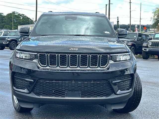 2025 Jeep Grand Cherokee Laredo Altitude photo 2