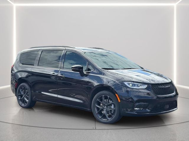 2026 Chrysler Pacifica Select AWD's photo