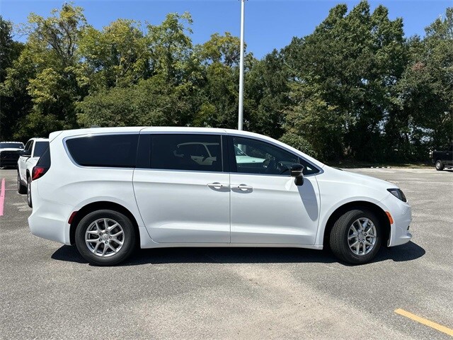 2026 Chrysler Voyager LX photo 4