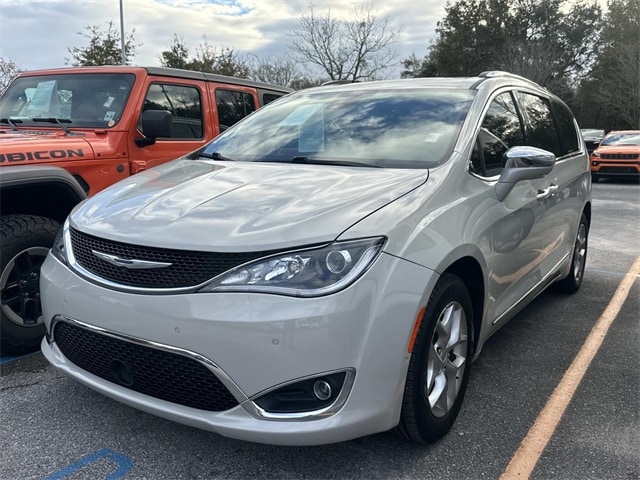 2020 Chrysler Pacifica Limited's photo