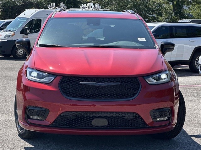 2026 Chrysler Pacifica Limited photo 2