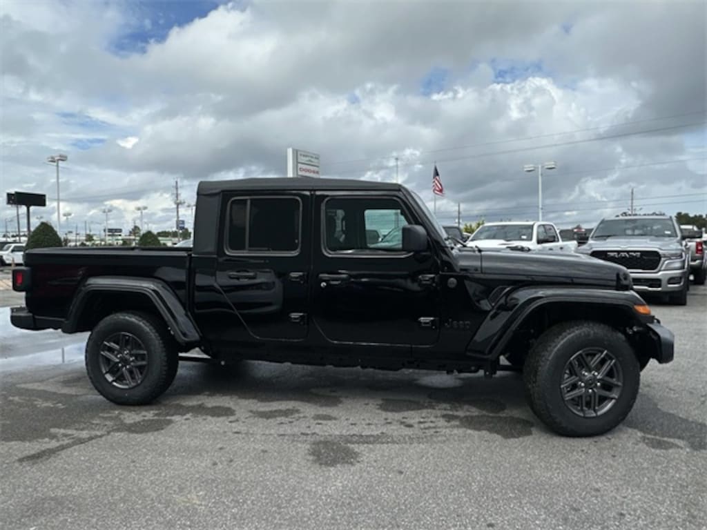 New 2025 Jeep Gladiator Sport S Pickup