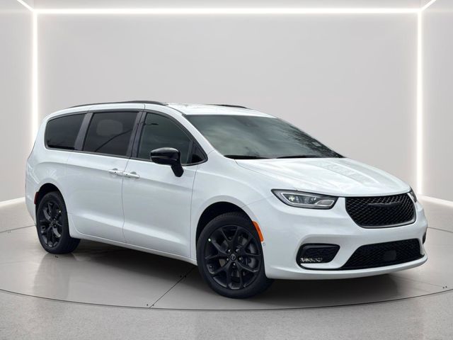 2026 Chrysler Pacifica Select AWD's photo