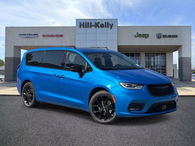 2026 Chrysler Pacifica Select's photo