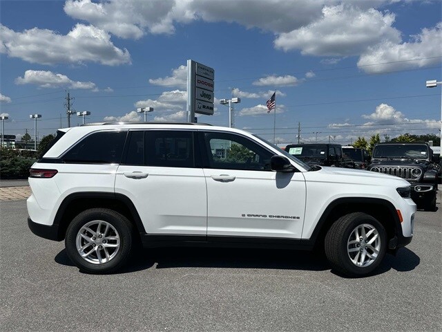 2025 Jeep Grand Cherokee Laredo Altitude photo 4