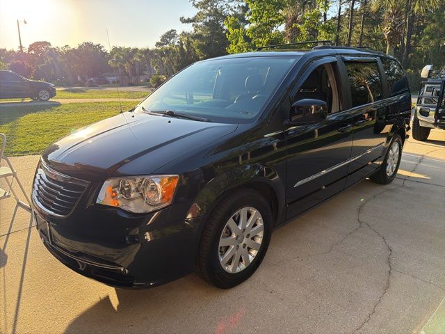 2016 Chrysler Town & Country Touring's photo