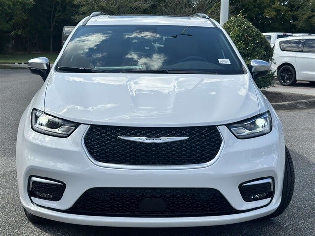 2026 Chrysler Pacifica Pinnacle photo 2