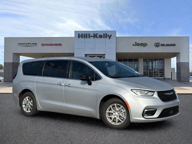2026 Chrysler Pacifica Select's photo