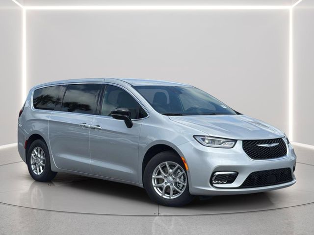 2026 Chrysler Pacifica Select's photo