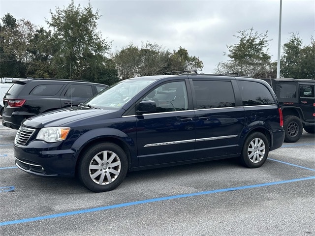 2013 Chrysler Town & Country Touring's photo