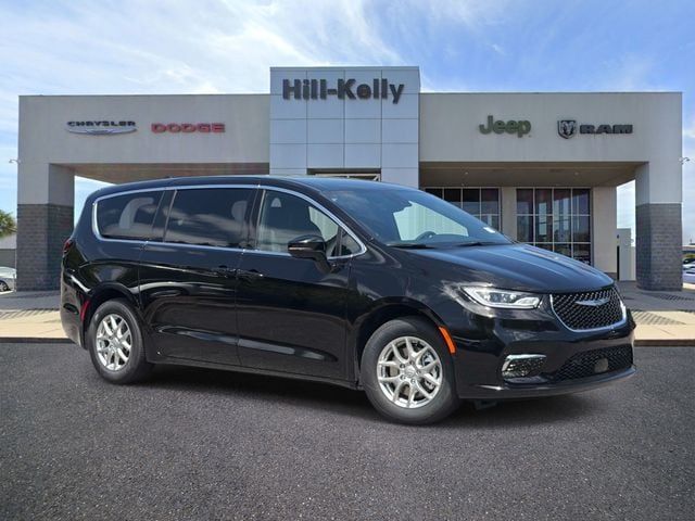 2026 Chrysler Pacifica Select's photo