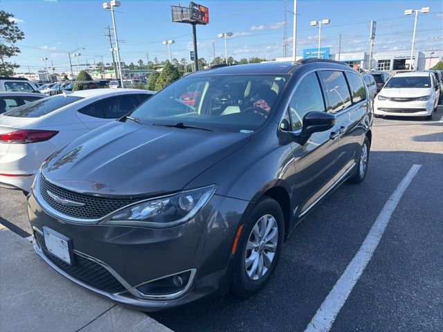2017 Chrysler Pacifica Touring-L's photo