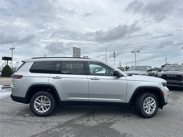 2025 Jeep Grand Cherokee Laredo Altitude photo 3