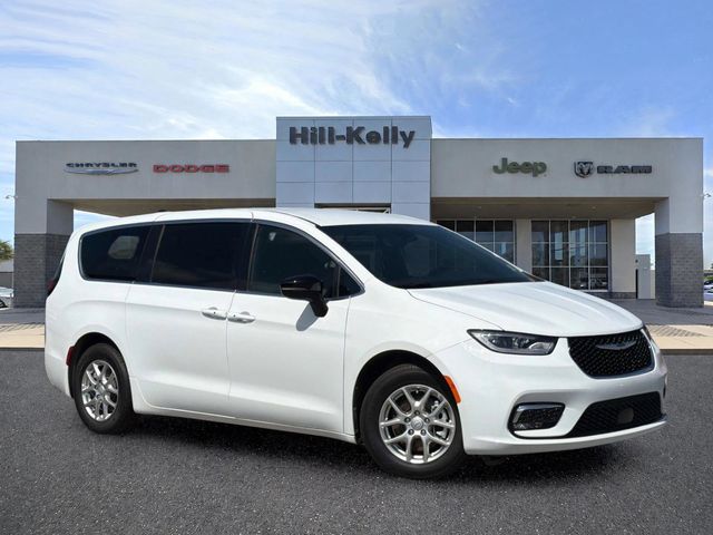 2025 Chrysler Pacifica Select's photo