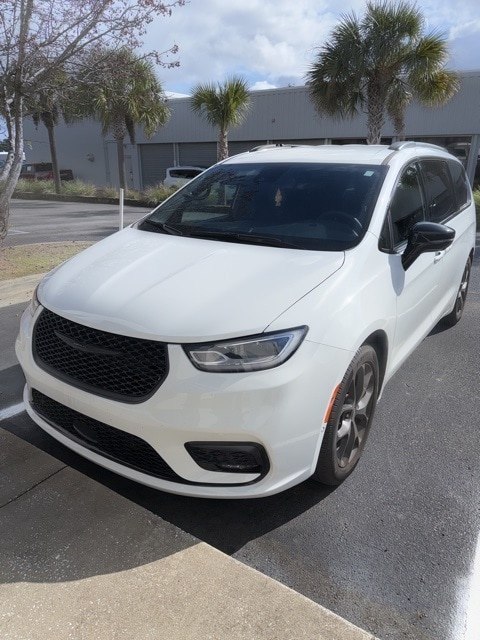 2024 Chrysler Pacifica Touring L's photo