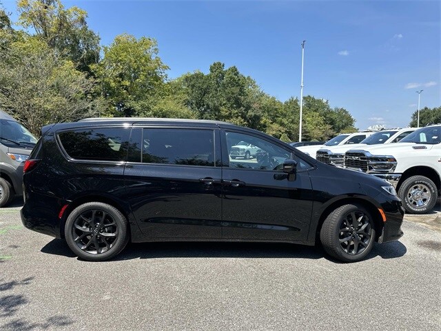 2026 Chrysler Pacifica Limited photo 4