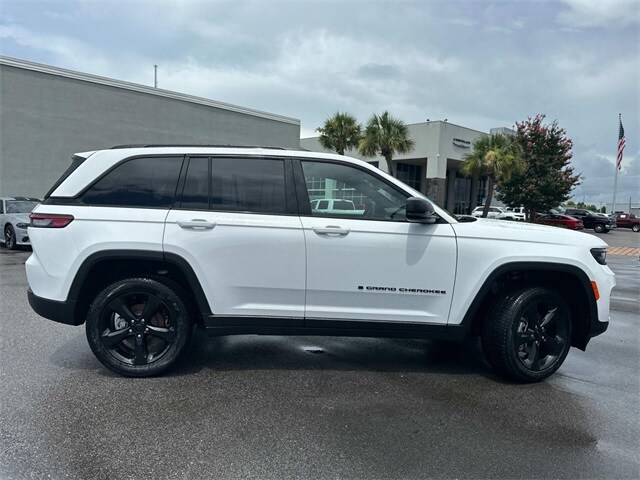 2025 Jeep Grand Cherokee Laredo Altitude photo 4
