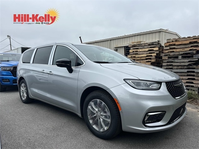 2026 Chrysler Pacifica Select's photo