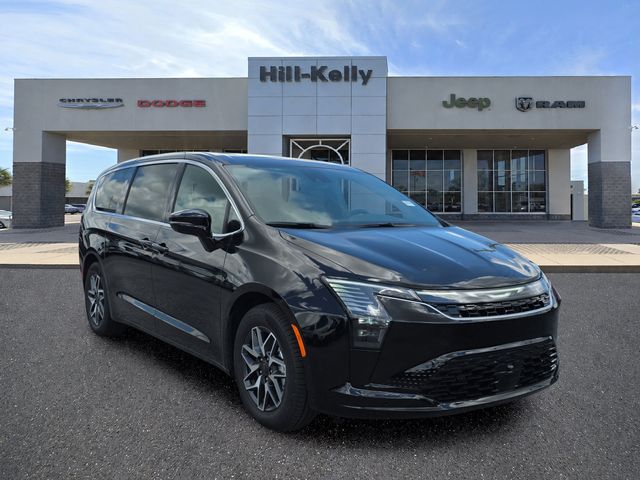 2027 Chrysler Pacifica Limited's photo